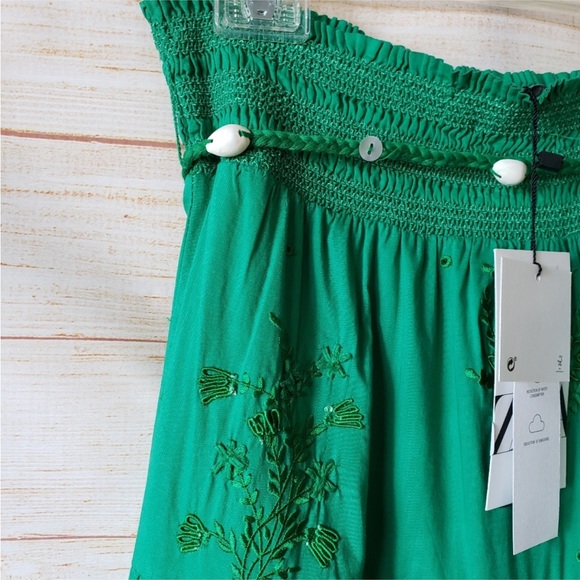 Embroidered skirt with sea shell design - Picture 4 of 14